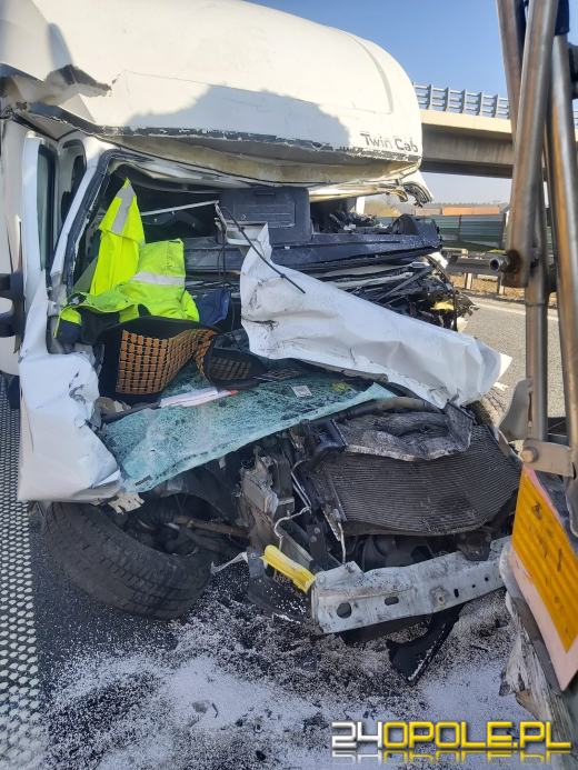 Koszmarny wypadek na A4. 33-letni kierowca busa wjechał pod cysternę