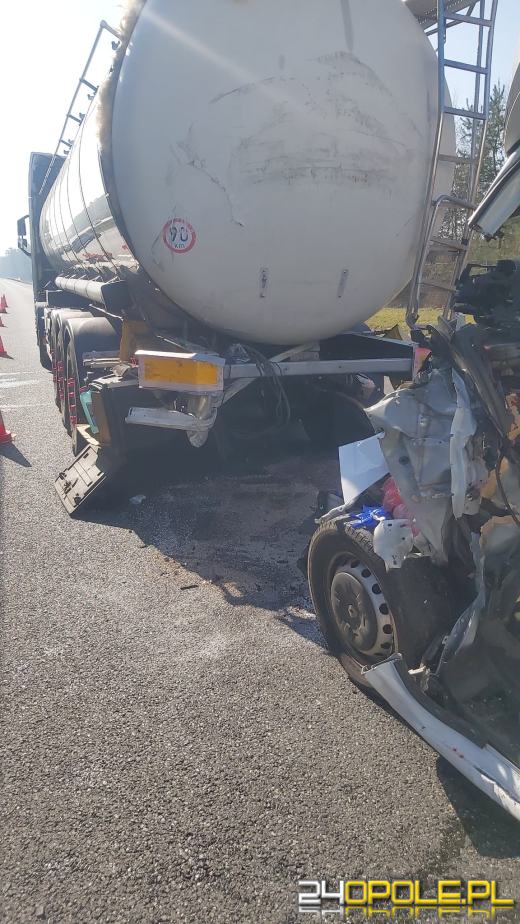 Koszmarny wypadek na A4. 33-letni kierowca busa wjechał pod cysternę