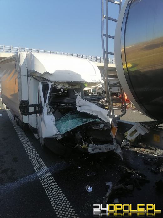 Koszmarny wypadek na A4. 33-letni kierowca busa wjechał pod cysternę