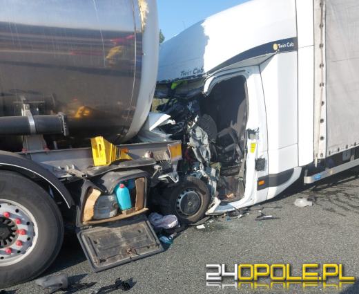 Koszmarny wypadek na A4. 33-letni kierowca busa wjechał pod cysternę