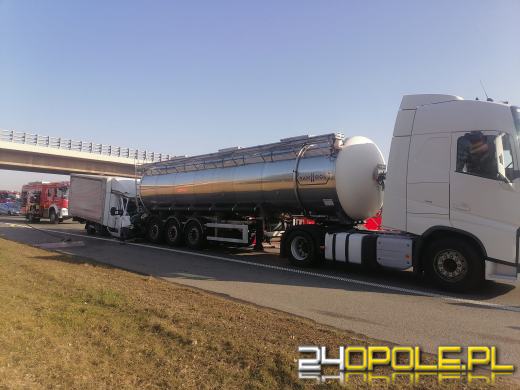 Koszmarny wypadek na A4. 33-letni kierowca busa wjechał pod cysternę