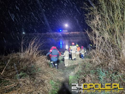Mężczyzna miał wskoczyć do rzeki. Nocne działania straży w powiecie brzeskim