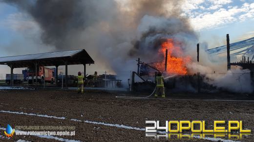 W pożarze spłonęła ciężarówka i kombajn. Akcja strażaków w Biadaczu