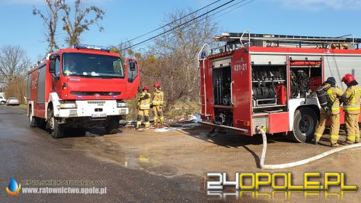 W pożarze spłonęła ciężarówka i kombajn. Akcja strażaków w Biadaczu