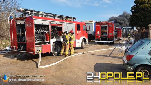 W pożarze spłonęła ciężarówka i kombajn. Akcja strażaków w Biadaczu