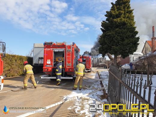 W pożarze spłonęła ciężarówka i kombajn. Akcja strażaków w Biadaczu