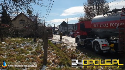 W pożarze spłonęła ciężarówka i kombajn. Akcja strażaków w Biadaczu
