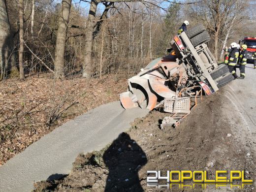 Wypadek betoniarki w powiecie oleskim. Beton wylał się do rowu