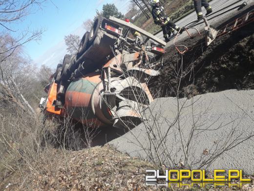 Wypadek betoniarki w powiecie oleskim. Beton wylał się do rowu
