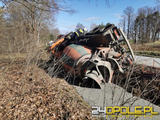 Wypadek betoniarki w powiecie oleskim. Beton wylał się do rowu