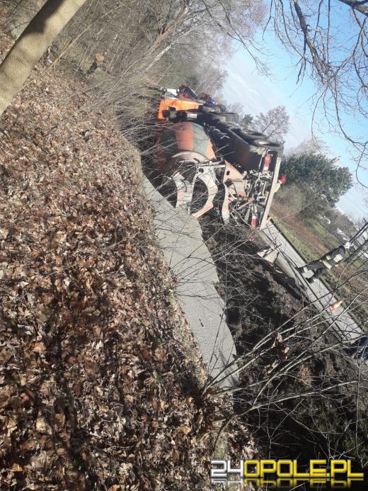 Wypadek betoniarki w powiecie oleskim. Beton wylał się do rowu