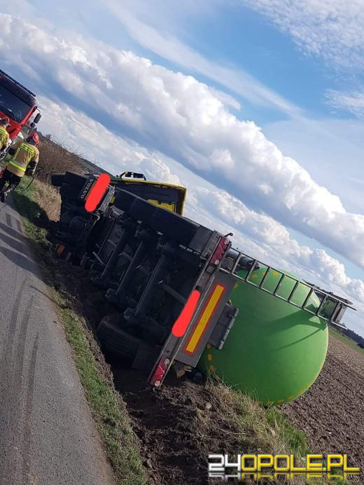 Wypadek w powiecie namysłowskim. Ciężarówka wypadła z drogi