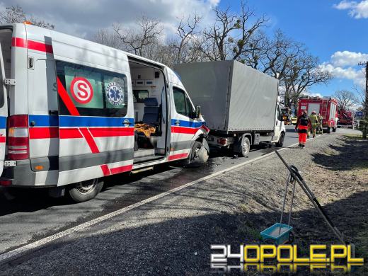 Wypadek na trasie Opole-Brzeg. Karetka pogotowia wjechała w tył peugeota