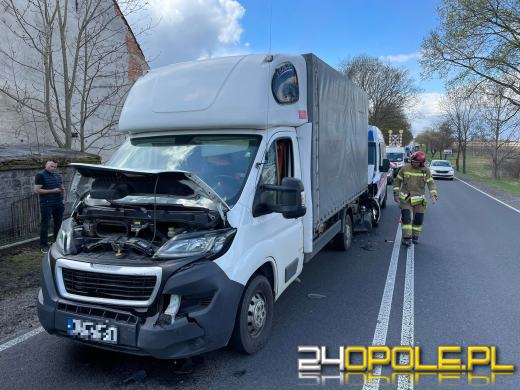 Wypadek na trasie Opole-Brzeg. Karetka pogotowia wjechała w tył peugeota