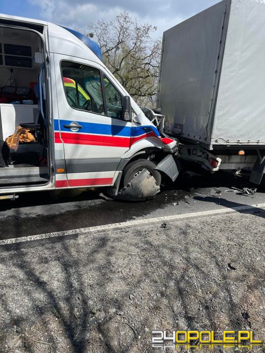 Wypadek na trasie Opole-Brzeg. Karetka pogotowia wjechała w tył peugeota