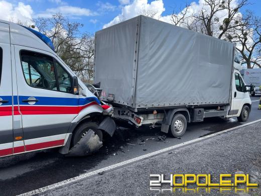 Wypadek na trasie Opole-Brzeg. Karetka pogotowia wjechała w tył peugeota