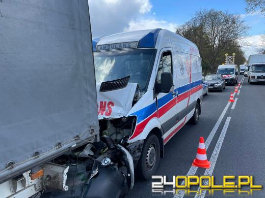 Wypadek na trasie Opole-Brzeg. Karetka pogotowia wjechała w tył peugeota