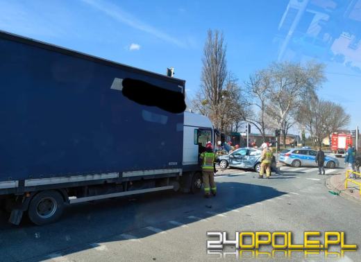 Wypadek w Izbicku. Ciężarówka zderzyła się z samochodem osobowym 