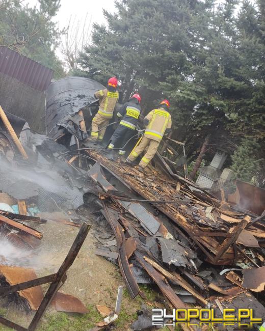 Pożar drewnianej przyczepy magazynowej w Bierawie. W środku butle z gazem