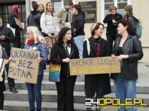 Protest przeciwko "finansowaniu wojen" pod opolskim Ratuszem