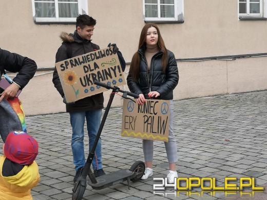 Protest przeciwko "finansowaniu wojen" pod opolskim Ratuszem