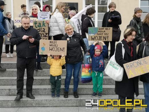 Protest przeciwko "finansowaniu wojen" pod opolskim Ratuszem