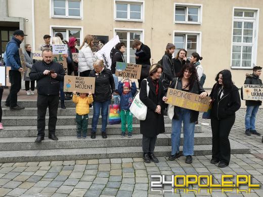 Protest przeciwko "finansowaniu wojen" pod opolskim Ratuszem