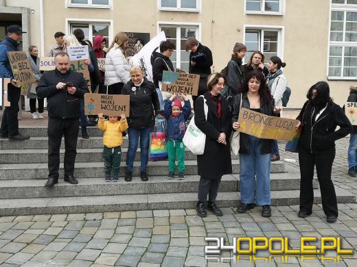 Protest przeciwko "finansowaniu wojen" pod opolskim Ratuszem