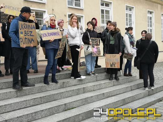 Protest przeciwko "finansowaniu wojen" pod opolskim Ratuszem