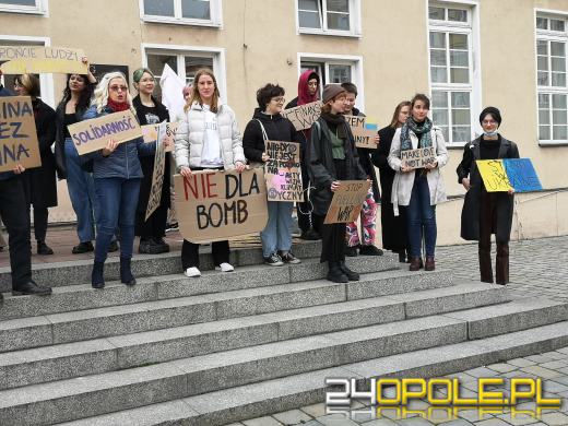 Protest przeciwko "finansowaniu wojen" pod opolskim Ratuszem