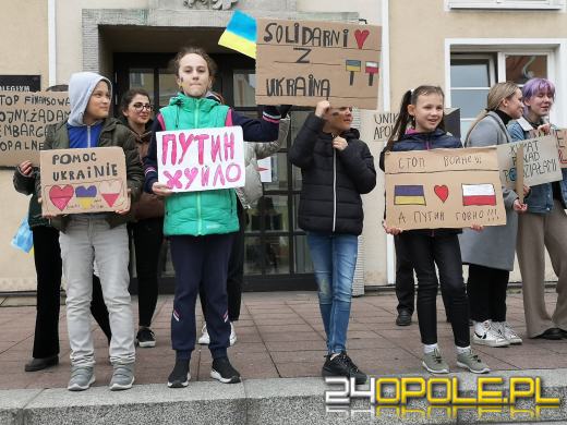 Protest przeciwko "finansowaniu wojen" pod opolskim Ratuszem