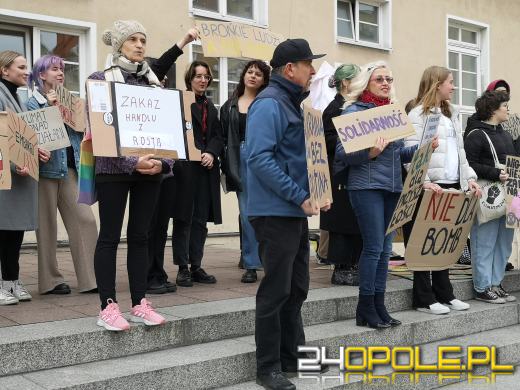 Protest przeciwko "finansowaniu wojen" pod opolskim Ratuszem
