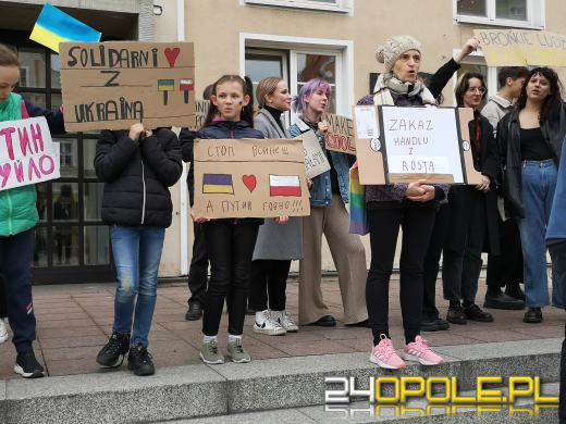 Protest przeciwko "finansowaniu wojen" pod opolskim Ratuszem