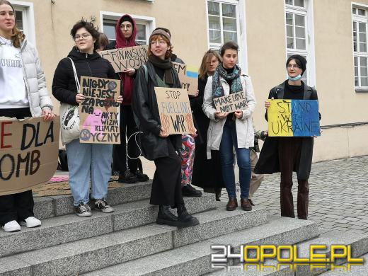 Protest przeciwko "finansowaniu wojen" pod opolskim Ratuszem