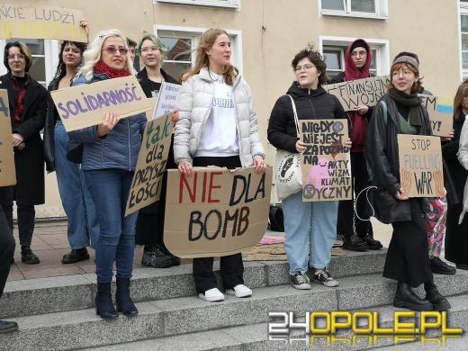Protest przeciwko "finansowaniu wojen" pod opolskim Ratuszem