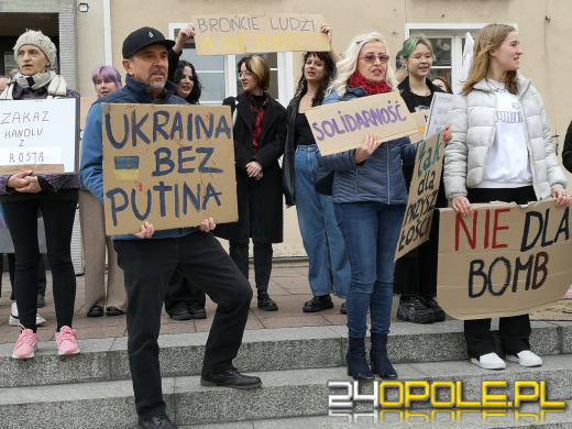 Protest przeciwko "finansowaniu wojen" pod opolskim Ratuszem