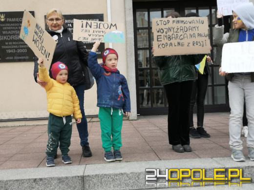 Protest przeciwko "finansowaniu wojen" pod opolskim Ratuszem