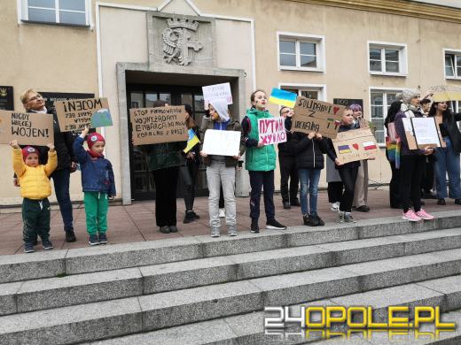 Protest przeciwko "finansowaniu wojen" pod opolskim Ratuszem