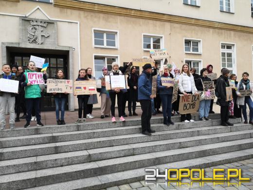 Protest przeciwko "finansowaniu wojen" pod opolskim Ratuszem