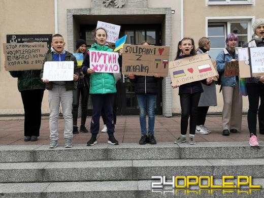 Protest przeciwko "finansowaniu wojen" pod opolskim Ratuszem