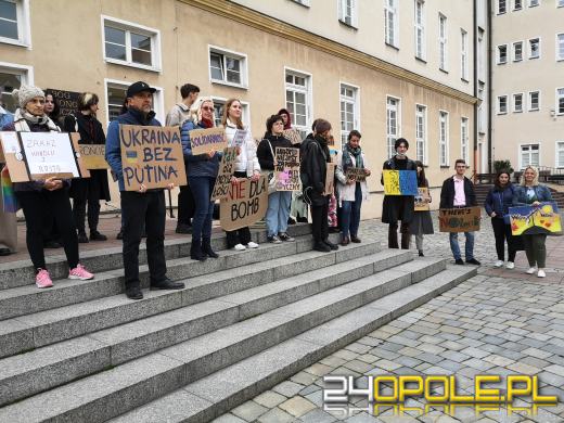 Protest przeciwko "finansowaniu wojen" pod opolskim Ratuszem