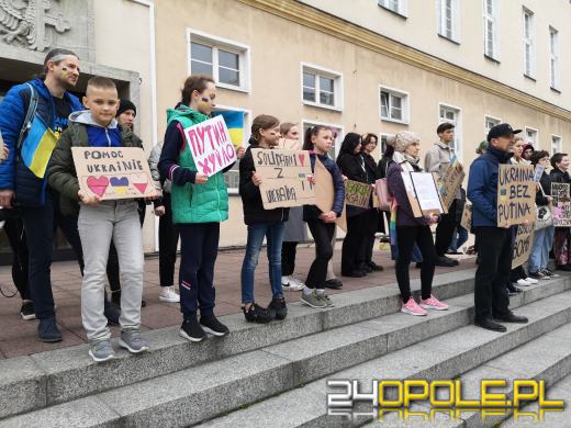 Protest przeciwko "finansowaniu wojen" pod opolskim Ratuszem