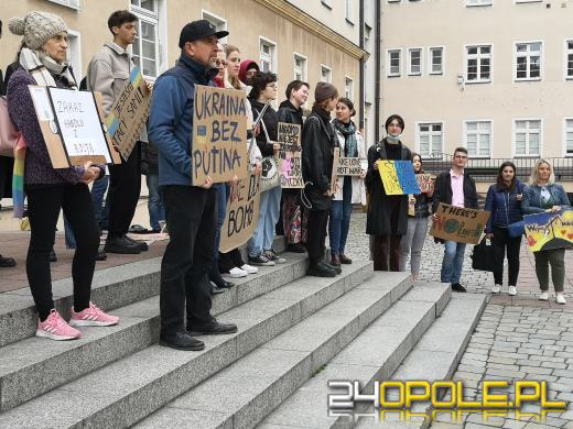 Protest przeciwko "finansowaniu wojen" pod opolskim Ratuszem