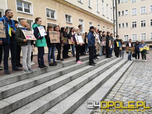 Protest przeciwko "finansowaniu wojen" pod opolskim Ratuszem