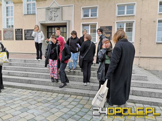 Protest przeciwko "finansowaniu wojen" pod opolskim Ratuszem
