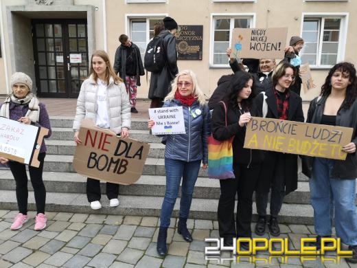 Protest przeciwko "finansowaniu wojen" pod opolskim Ratuszem
