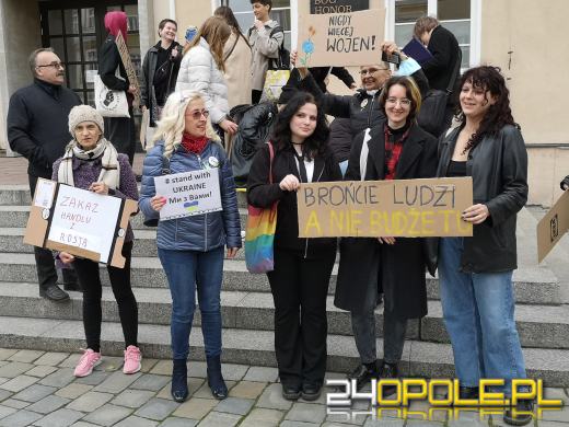 Protest przeciwko "finansowaniu wojen" pod opolskim Ratuszem