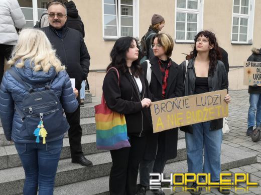 Protest przeciwko "finansowaniu wojen" pod opolskim Ratuszem
