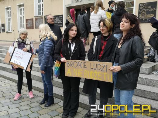Protest przeciwko "finansowaniu wojen" pod opolskim Ratuszem