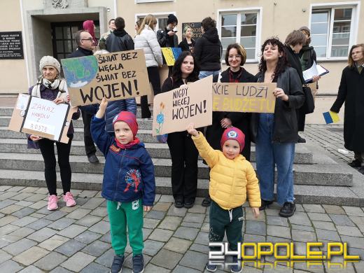 Protest przeciwko "finansowaniu wojen" pod opolskim Ratuszem
